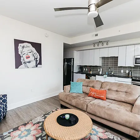 Corporate Uptown Furnished Apartment *