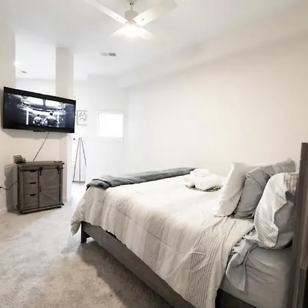Luxury Wifi, Gym, Pool, Shops & Food! Unit 329 Apartment