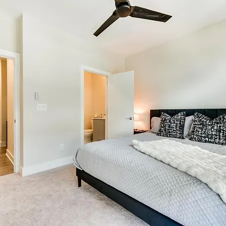 Modern + Stylish Condo: 5 Mi To Downtown Holiday home