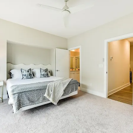 Modern + Stylish Condo: 5 Mi To Downtown * Charlotte