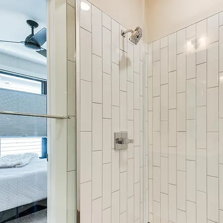 Holiday home Modern + Stylish Condo: 5 Mi To Downtown