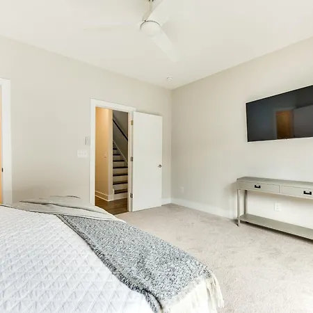 Modern + Stylish Condo: 5 Mi To Downtown Holiday home *