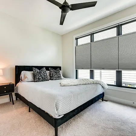 Holiday home Modern + Stylish Condo: 5 Mi To Downtown Charlotte