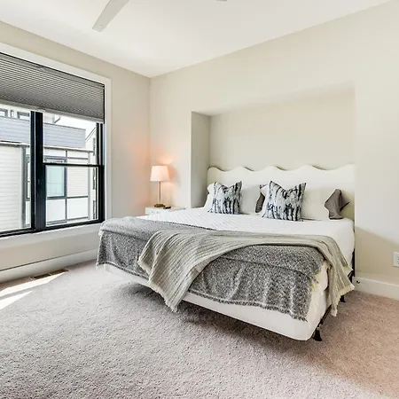 Modern + Stylish Condo: 5 Mi To Downtown * Charlotte