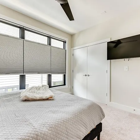 Modern + Stylish Condo: 5 Mi To Downtown Holiday home Charlotte