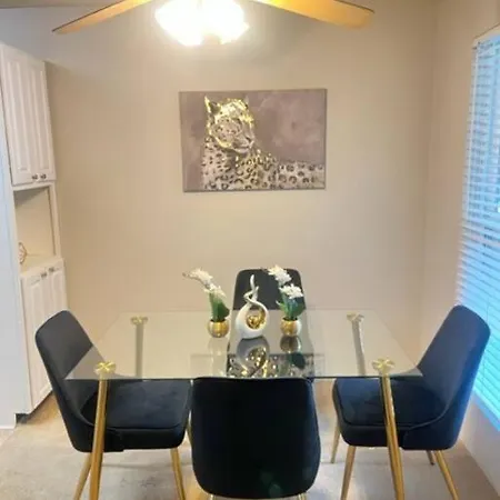 *new* Cozy & Luxe 2bed Apt W/ Patio And Work Space