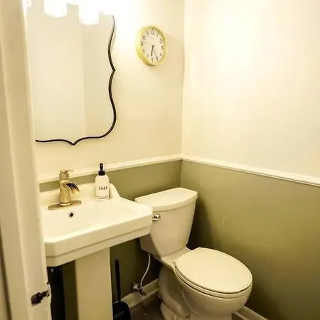 3 Bedroom Townhome Minutes To Uptown Holiday home *