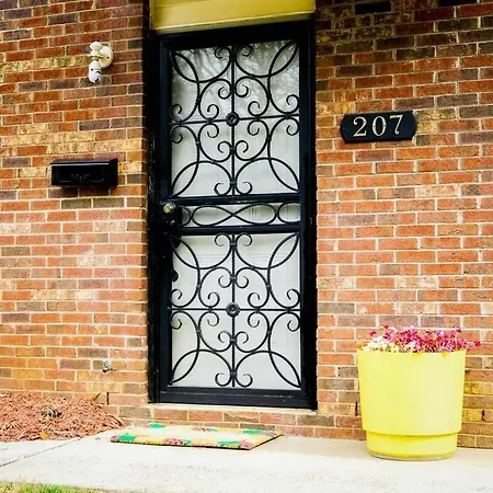 3 Bedroom Townhome Minutes To Uptown Holiday home