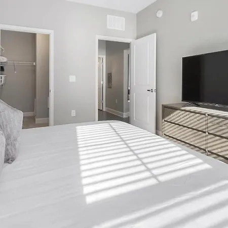 Apartment Landing Modern With Amazing Amenities *