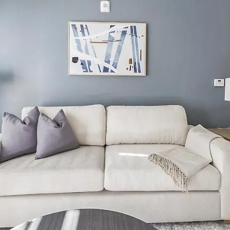 Landing Modern With Amazing Amenities *