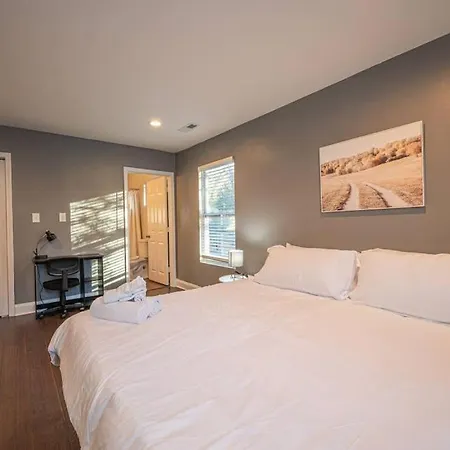 Apartment Comfy 3 Bdrm House+backyard+wi-fi-spacious Charlotte