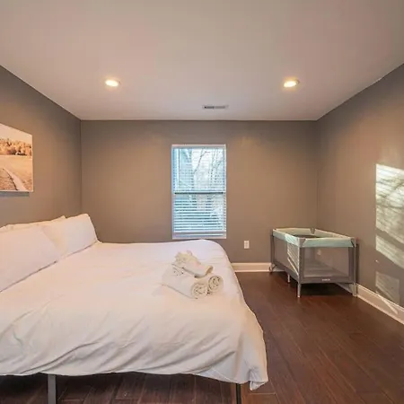 Comfy 3 Bdrm House+backyard+wi-fi-spacious Apartment Charlotte