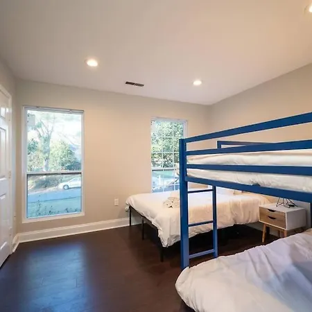 Apartment Comfy 3 Bdrm House+backyard+wi-fi-spacious