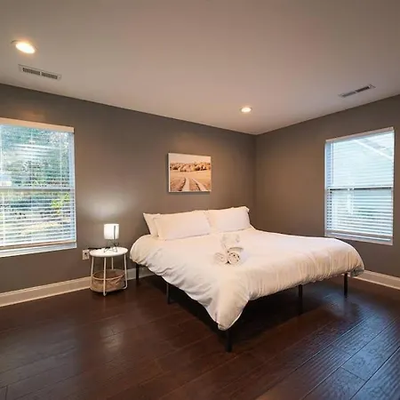 Comfy 3 Bdrm House+backyard+wi-fi-spacious Apartment