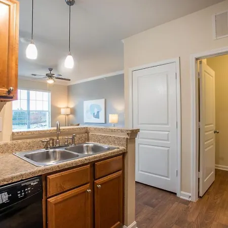 Landing - Modern With Amazing Amenities Apartment