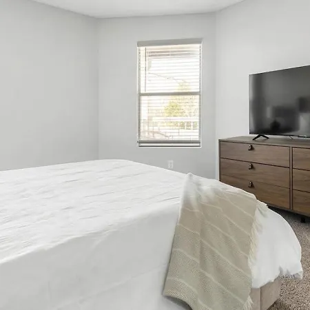 Landing - Modern With Amazing Amenities Charlotte