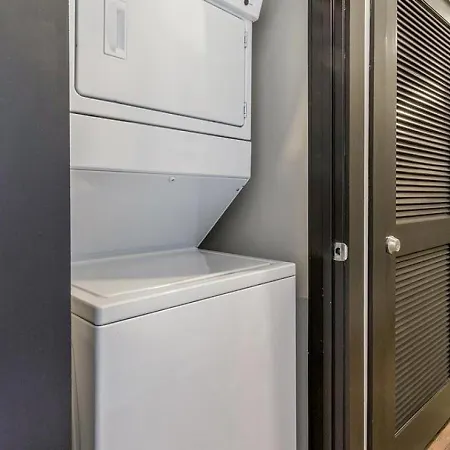 Landing Modern With Amazing Amenities *