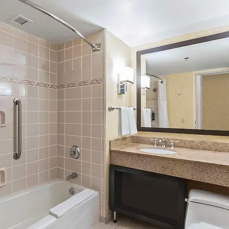 Doubletree By Hilton Uptown Hotel 3*