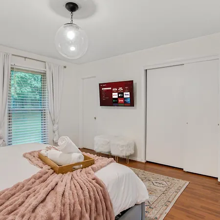 Holiday home Vibrant South Clt Oasis, 3brs, Patio, Fire Pit