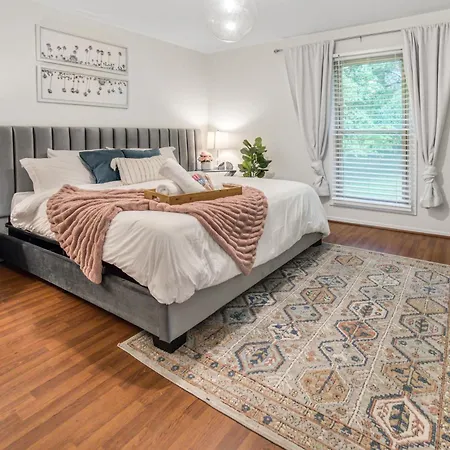 Vibrant South Clt Oasis, 3brs, Patio, Fire Pit