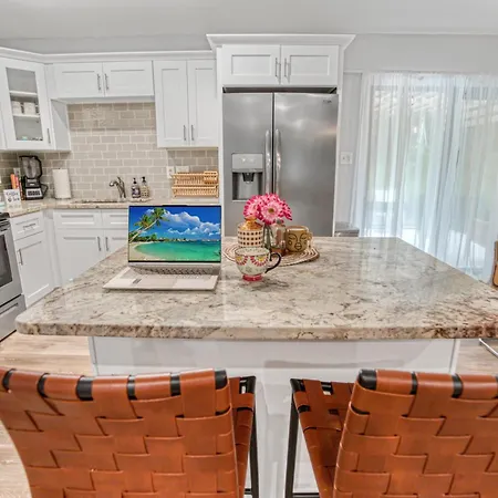 Holiday home Vibrant South Clt Oasis, 3brs, Patio, Fire Pit