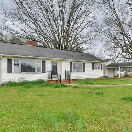 Holiday home Cozy W/ Fire Pit ~ 6 Mi To Uptown! *