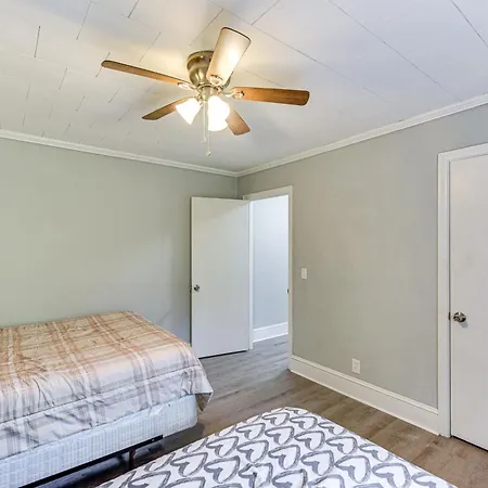 Cozy W/ Fire Pit ~ 6 Mi To Uptown! Holiday home
