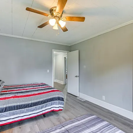 Holiday home Cozy W/ Fire Pit ~ 6 Mi To Uptown! Charlotte