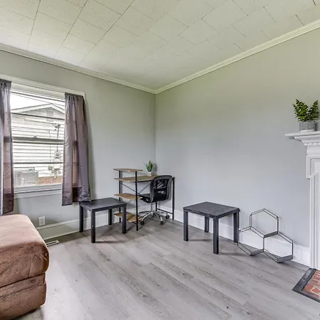 Cozy W/ Fire Pit ~ 6 Mi To Uptown! Holiday home