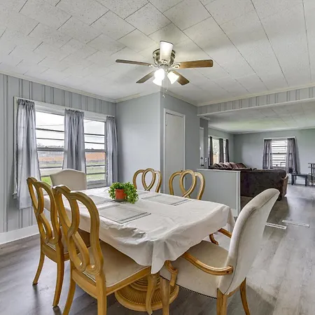 Cozy W/ Fire Pit ~ 6 Mi To Uptown! Holiday home *