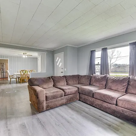 Cozy W/ Fire Pit ~ 6 Mi To Uptown! Holiday home