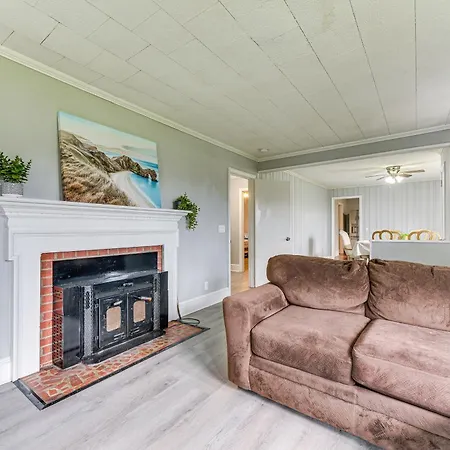 Holiday home Cozy W/ Fire Pit ~ 6 Mi To Uptown! *