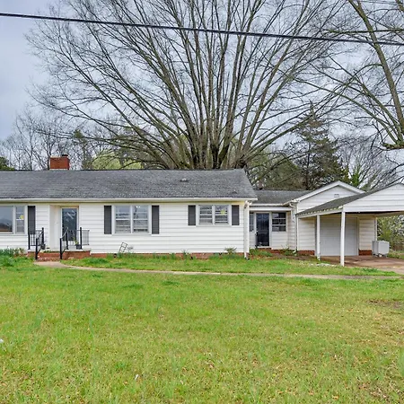 Cozy W/ Fire Pit ~ 6 Mi To Uptown! Charlotte