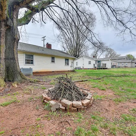 Cozy W/ Fire Pit ~ 6 Mi To Uptown! Charlotte