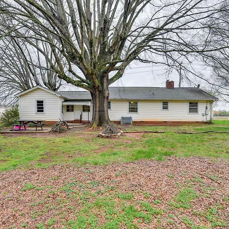 Holiday home Cozy W/ Fire Pit ~ 6 Mi To Uptown! Charlotte