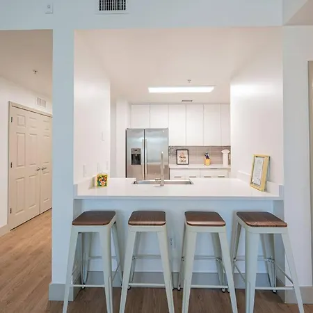 Class & Space Uptown Apartment