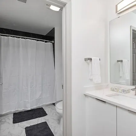The Tar Heel - Stylish 4br With Views - Free Parking - Gym - Pet-friendly Charlotte