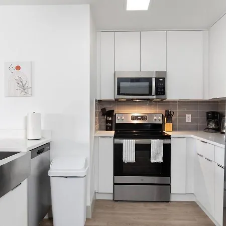 The Tar Heel - Stylish 4br With Views - Free Parking - Gym - Pet-friendly * Charlotte