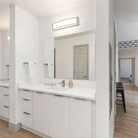 Apartment The Tar Heel - Stylish 4br With Views - Free Parking - Gym - Pet-friendly