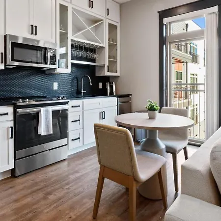 Apartment Landing Modern With Amazing Amenities