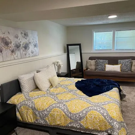 Family & Group Friendly 4Br | 10 Min To Uptown | Pets Ok Holiday home