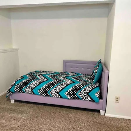 Holiday home Family & Group Friendly 4Br | 10 Min To Uptown | Pets Ok *