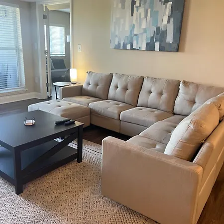 Spacious 2 Bed, 2 Bath Uptown Gem In The Heart Of The City-parking-wi-fi-balcony-walk To Boa Stadium