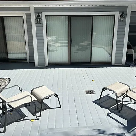 Cozy Home, 10 Minutes Away From Downtown Villa *