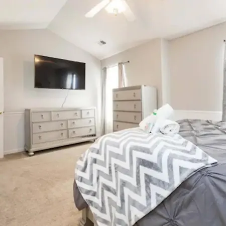 Townhome - Near Uncc And Pnc Music Pavilion Holiday home Charlotte