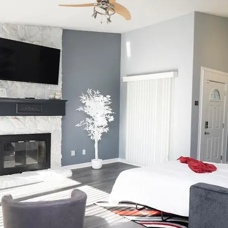 Cozy Home, 10 Minutes Away From Downtown Villa *