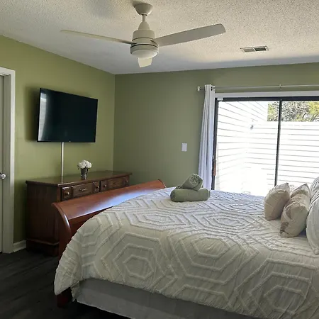 Cozy Home, 10 Minutes Away From Downtown