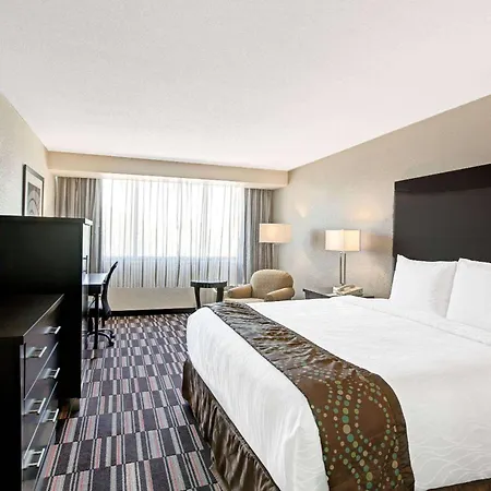 Hotel Ramada Plaza By Wyndham South End Airport 3*