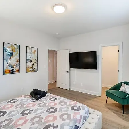 Escape To Luxury & Uptown Stunner & Brand New Holiday home *
