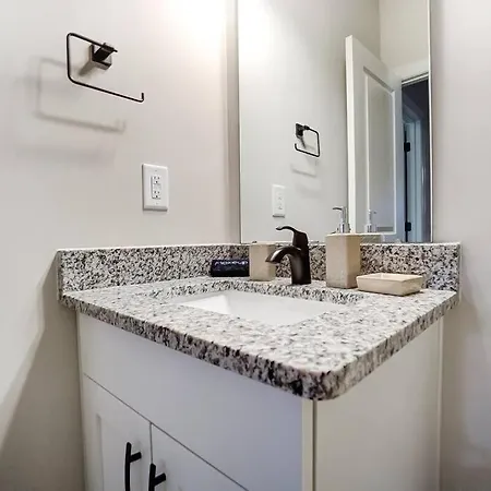 Escape To Luxury & Uptown Stunner & Brand New Holiday home Charlotte